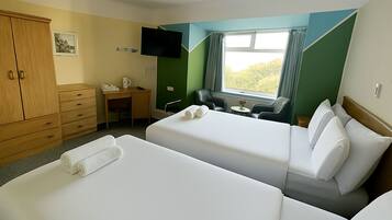 Familie driepersoonskamer, meerdere bedden, en-suite badkamer, uitzicht op zee