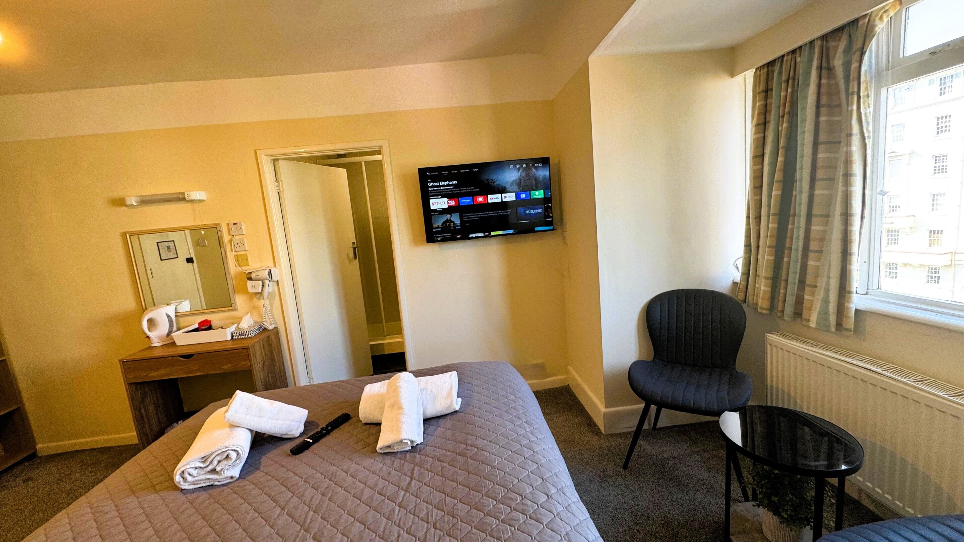 Standard Double Room, 1 Double Bed, Non Smoking, Ensuite | Desk, iron/ironing board, WiFi (free), bed sheets