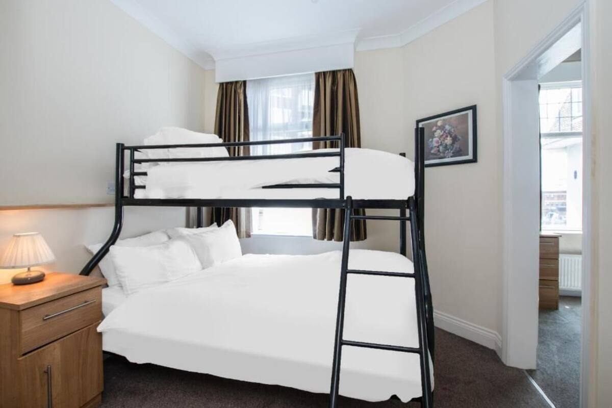 Familieværelse til 4 personer - delvis havudsigt