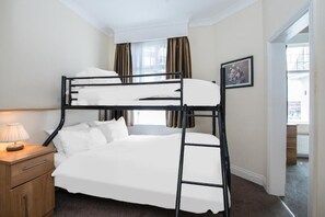 Quarto quádruplo família, vista parcial para o mar