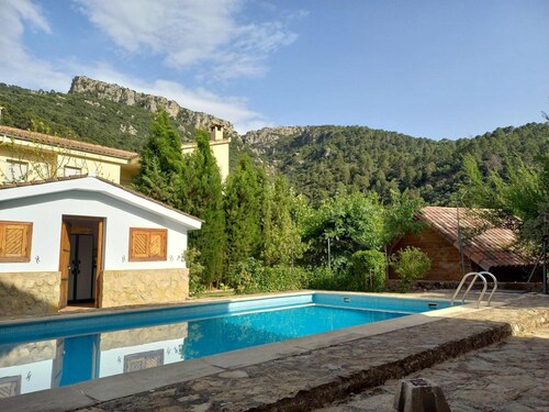 Country House 'El Refugio De Goriz' with Mountain View, Wi-Fi and Air Conditioning