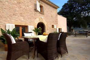 Outdoor dining - Villa 'Can Bandris' with Mountain View, Wi-Fi and Air Conditioning (Illes Balears)