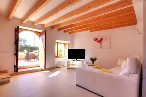 TV - Villa 'Can Bandris' with Mountain View, Wi-Fi and Air Conditioning (Illes Balears)