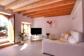 TV - Villa 'Can Bandris' with Mountain View, Wi-Fi and Air Conditioning (Illes Balears)