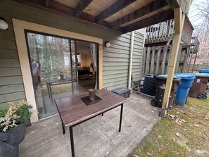 Outdoor dining - A Peaceful, Private Alpharetta Alcove (Alpharetta)