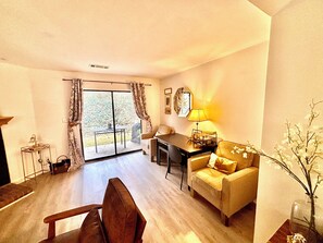 Living area - A Peaceful, Private Alpharetta Alcove (Alpharetta)