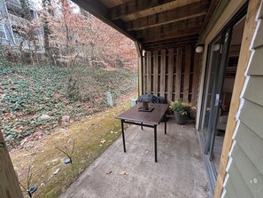 Outdoor dining - A Peaceful, Private Alpharetta Alcove (Alpharetta)