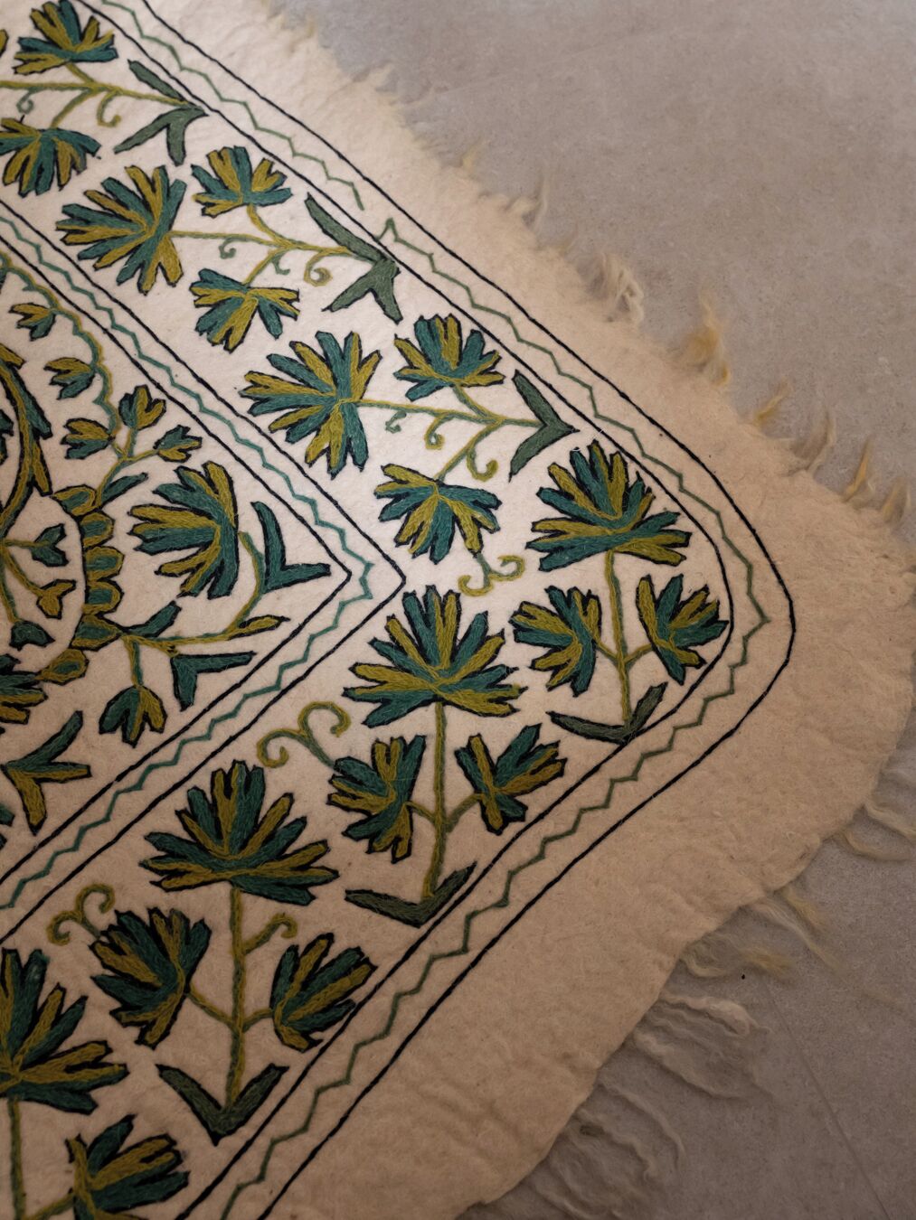 Een close-up van een textiel met een bloemenmotief.