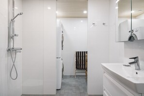 Appartement, vue cour intérieure | Salle de bain