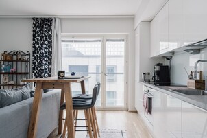 Refrigerador con freezer, microondas, horno, placa de cocina