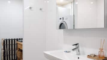 Huoneisto, näköala pihalle | Sisätilat