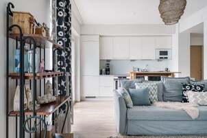 Appartamento, vista cortile | Area soggiorno | Smart TV 50 pollici con canali via cavo