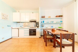 Fridge, microwave, stovetop, coffee/tea maker - Gaia Apartment Lakeview & garden (Bellagio)