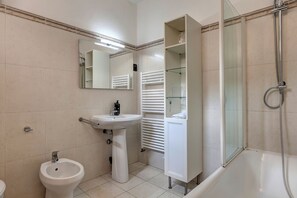 Hair dryer, towels, soap, shampoo - Stufa Apartment by Mamo Florence (Florence)