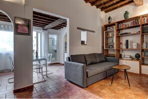 Apartment | Wohnbereich | 30-Zoll-Flachbildfernseher mit Satellitenempfang