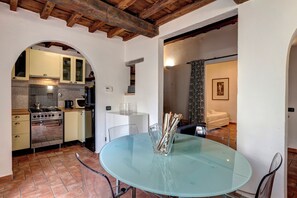 Apartment | Wohnbereich | 30-Zoll-Flachbildfernseher mit Satellitenempfang