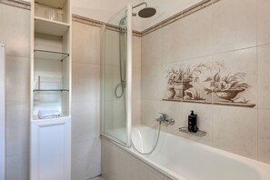 Apartment | Bathroom | Hair dryer, towels, soap, shampoo - Stufa Apartment by Mamo Florence (Florence)