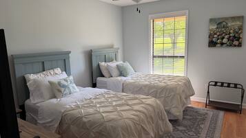 3 bedrooms, iron/ironing board, WiFi, bed sheets