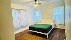 A bedroom with a bed, a ceiling fan, and wooden flooring. - 🏡 Heart of Abilene – Charming 3-Bedroom, 1-Bath Home ✨<br><br>Enjoy a cozy and inviting stay in this 3-bedroom, 1-bath home, perfectly located near restaurants, shopping, and local attractions 🍽️🛍️. (Abilene)