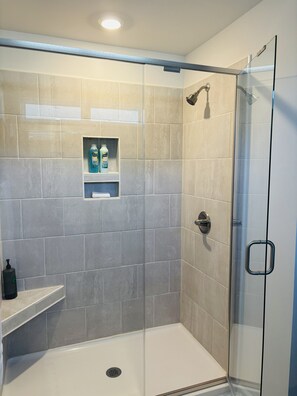 Dusche, Haartrockner, Handtücher, Seife