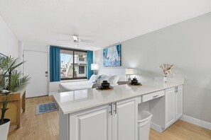Free WiFi, bed sheets - ☀️🌴Cozy Studio w/ Full Kitchen | Beachfront Complex | Ocean Breeze Resort 106 (Daytona Beach Shores)