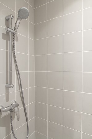 Shower, hair dryer, towels, shampoo - Stylish 2BR Loft Steps from St Germain (Paris)