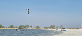 Cozy family chalet near Makkum beach with garden & terrace