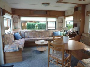 Living area - Cozy family chalet near Makkum beach with garden & terrace (Makkum)