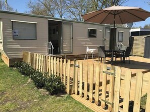 Outdoor dining - Cozy family chalet near Makkum beach with garden & terrace (Makkum)