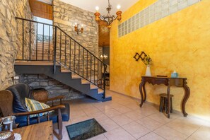 Interior - Casa Rural Ca La Pascola – Rural Retreat with Jacuzzi in Guimerá (Guimerà)