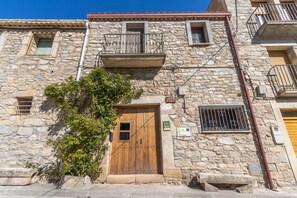 Exterior detail - Casa Rural Ca La Pascola – Rural Retreat with Jacuzzi in Guimerá (Guimerà)