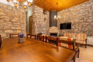 Dining - Casa Rural Ca La Pascola – Rural Retreat with Jacuzzi in Guimerá (Guimerà)
