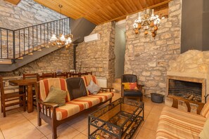 TV, fireplace - Casa Rural Ca La Pascola – Rural Retreat with Jacuzzi in Guimerá (Guimerà)