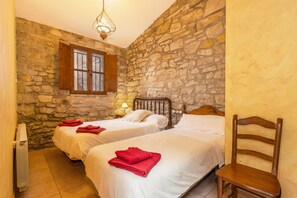 4 bedrooms, iron/ironing board, WiFi, bed sheets - Casa Rural Ca La Pascola – Rural Retreat with Jacuzzi in Guimerá (Guimerà)