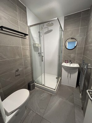 Shower, hair dryer, towels, soap - Dublin citycenter 3 Bedrooms Apartment (Dublin)