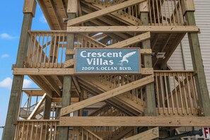 Ein Holzgerüst mit einem Schild für Crescent Villas, Süd Ocean Boulevard 2009.