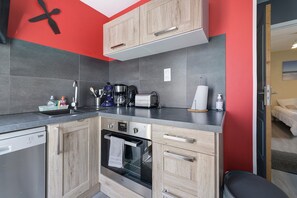 Frigorífico, microondas, horno y placa de cocina