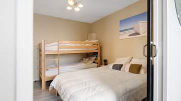 1 slaapkamer, een strijkplank/strijkijzer, wifi