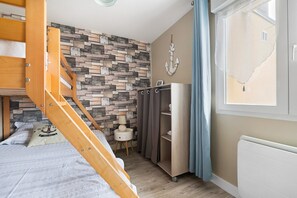 2 bedrooms, iron/ironing board, WiFi