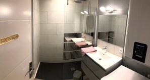Douche, sèche-cheveux