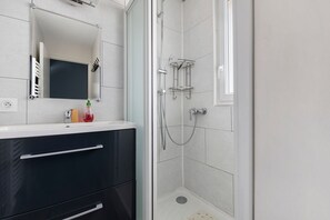 Shower, hair dryer - Le Dauphin – Holiday Home for 8 Guests, 3 Bedrooms, 400 m from the Sea (Bréhal)
