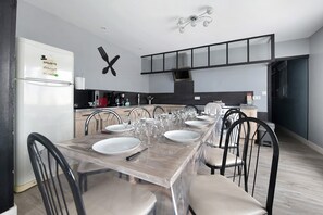 Fridge, microwave, oven, stovetop - Le Dauphin – Holiday Home for 8 Guests, 3 Bedrooms, 400 m from the Sea (Bréhal)