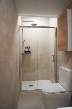 Douche, sèche-cheveux, serviettes fournies