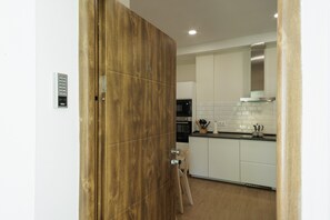 Frigorífic, microones, placa de cuina i cafetera i tetera 