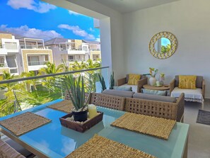 Outdoor dining - Trinidad 302 Luxury Beachfront Penthouse Rooftop Jacuzzi Aqua Esmeralda (Dominicus)