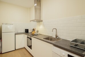 Fridge, microwave, stovetop, coffee/tea maker - Private Jacuzzi Apartment in Central Seville – 4 Guests (Sevilla)