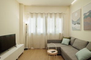 TV - Private Jacuzzi Apartment in Central Seville – 4 Guests (Sevilla)