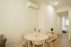Dining - Private Jacuzzi Apartment in Central Seville – 4 Guests (Sevilla)