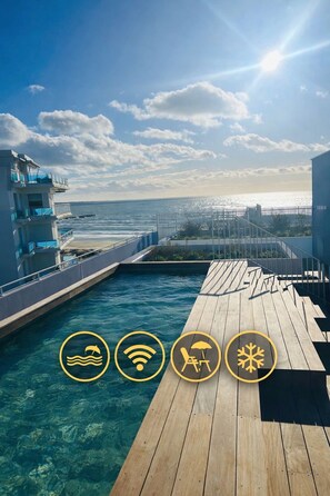 Pool - Rooftop pool, sea view terrace, direct beach access (Le Grau-du-Roi)