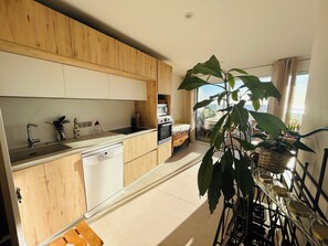 Private kitchen - Rooftop pool, sea view terrace, direct beach access (Le Grau-du-Roi)
